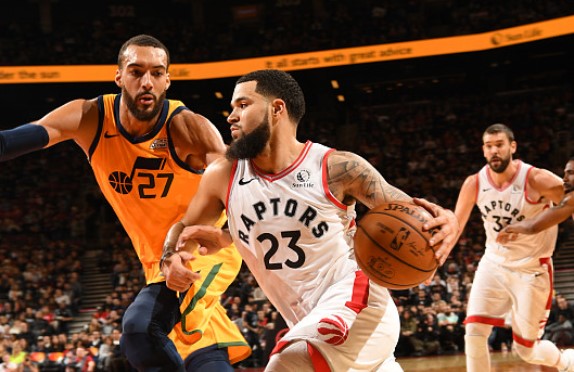  猛龙西亚卡姆35分，终结湖人五连胜  