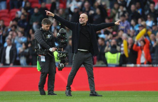  阿森纳连胜登顶积分反超曼城，  