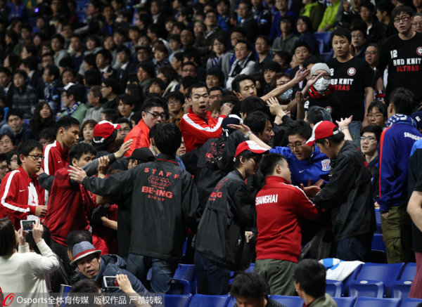  国米球迷横幅抗议,管理层陷危机  